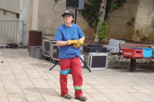 Place aux 6 fontaines, St-Julien-Molin-Molette, régisseuse pour Musiques à l'Usine